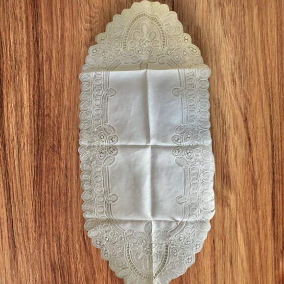 Handmade Belgian Lace Table Runner 38"x17.25" White Oval VGUC Wedding Dinner - Picture 10 of 10